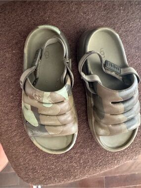UGG Kids Camouflage Strap Sandals in Green and Brown